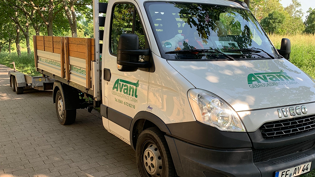 Ein Transporter mit dem Logo von AVANT