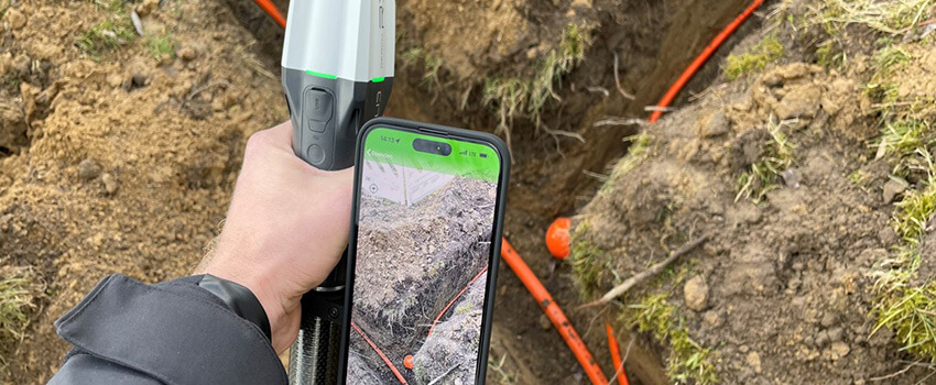 GeoAce-Software mit Mobilgerät und GNSS-Empfänger von ITS Geo Solutions